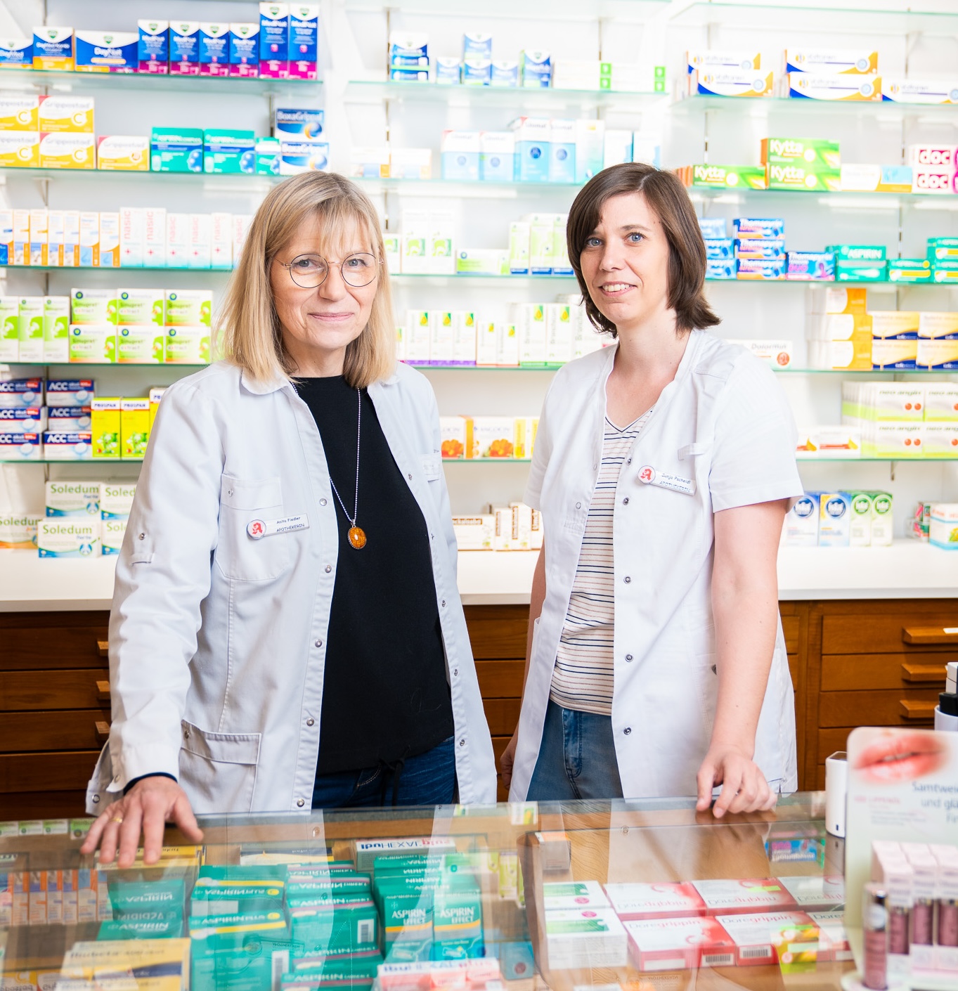 Zwei Mitarbeiterinnen am Tresen der Apotheke