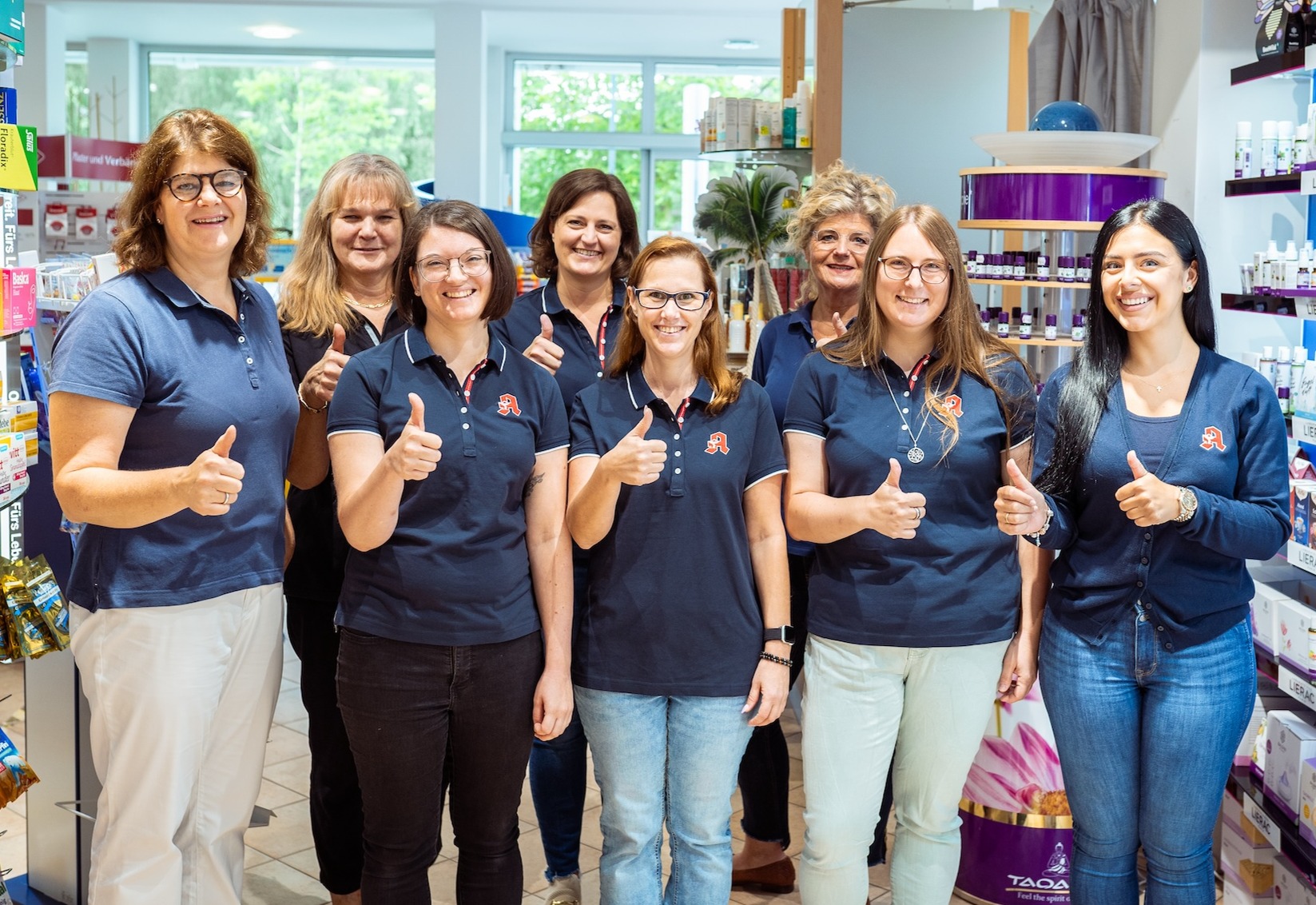 Das Team der Luna Apotheke zeigen mit dem Daumen nach oben