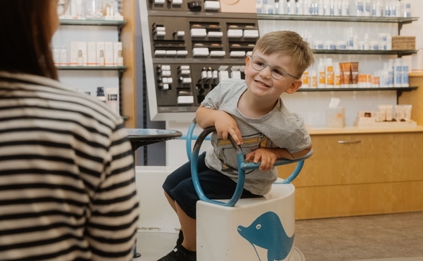 Kind beim Spielen in der Apotheke