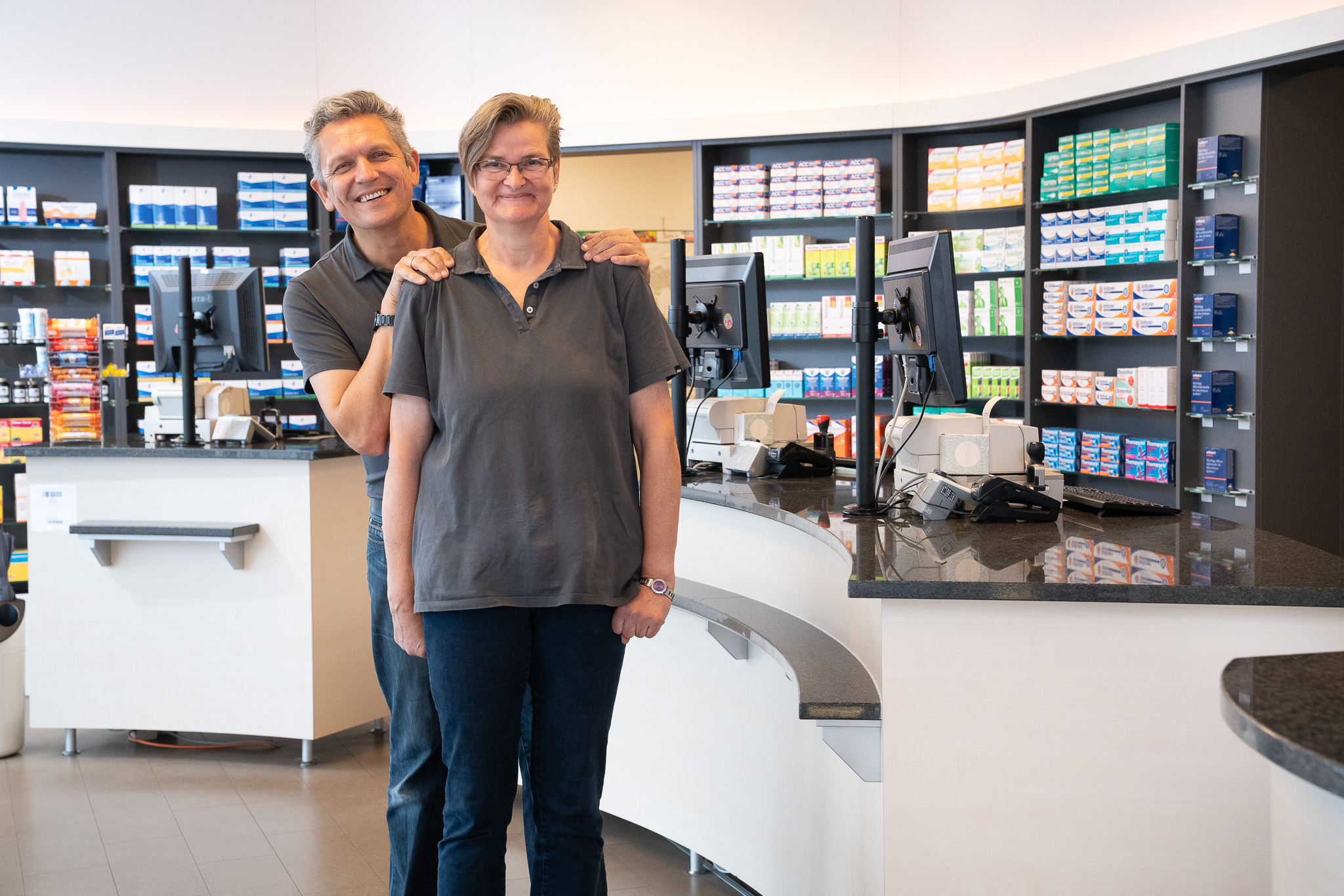 Das t´Team der Bären Apotheke vor dem Schaufenster