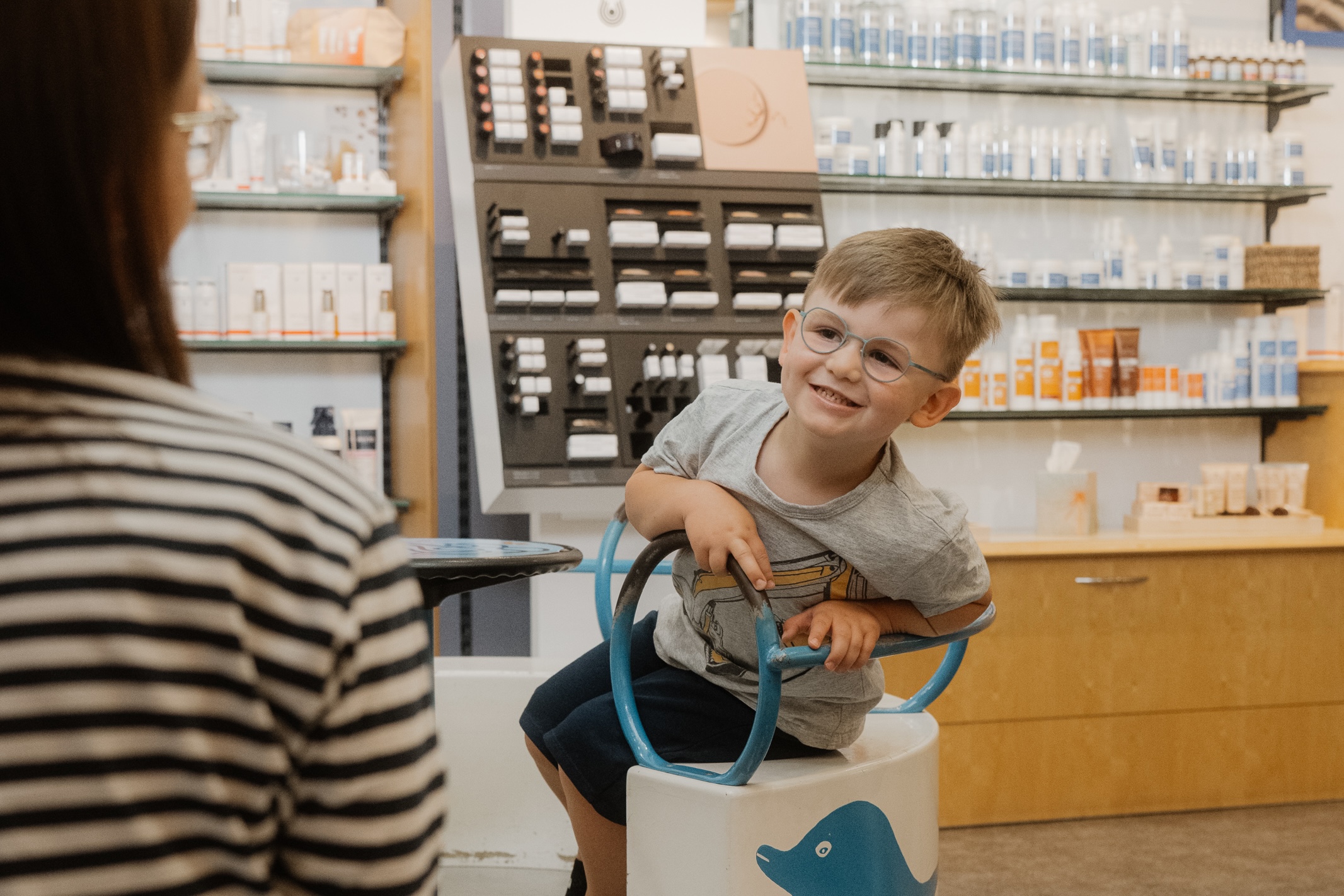 Kind beim Spielen in der Apotheke