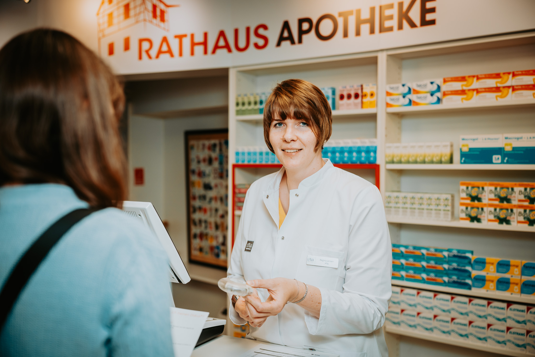 Mitarbeiterin bei der Produktberatung