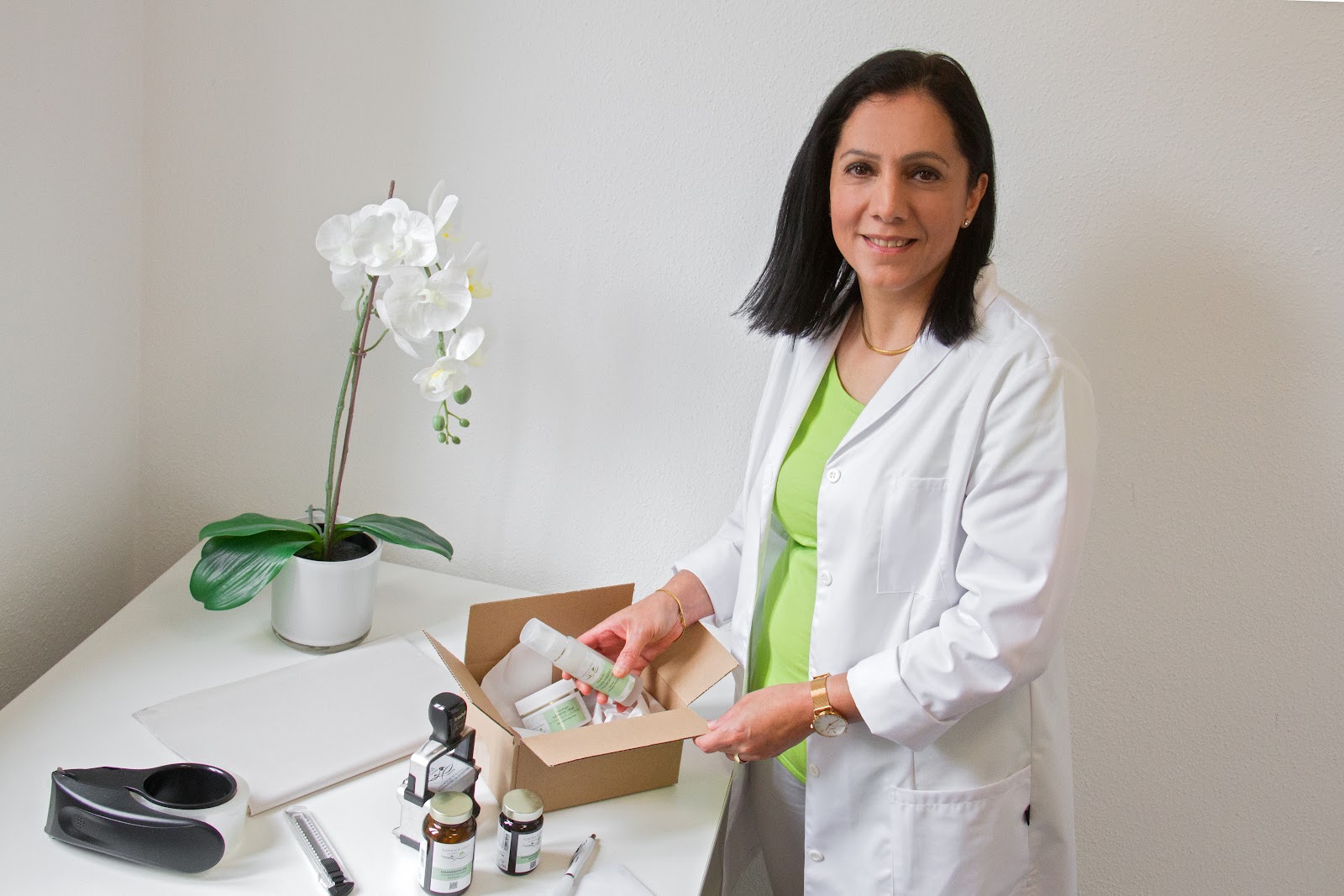 Mitarbeiterin beim Packen eine Paketes für den Versand