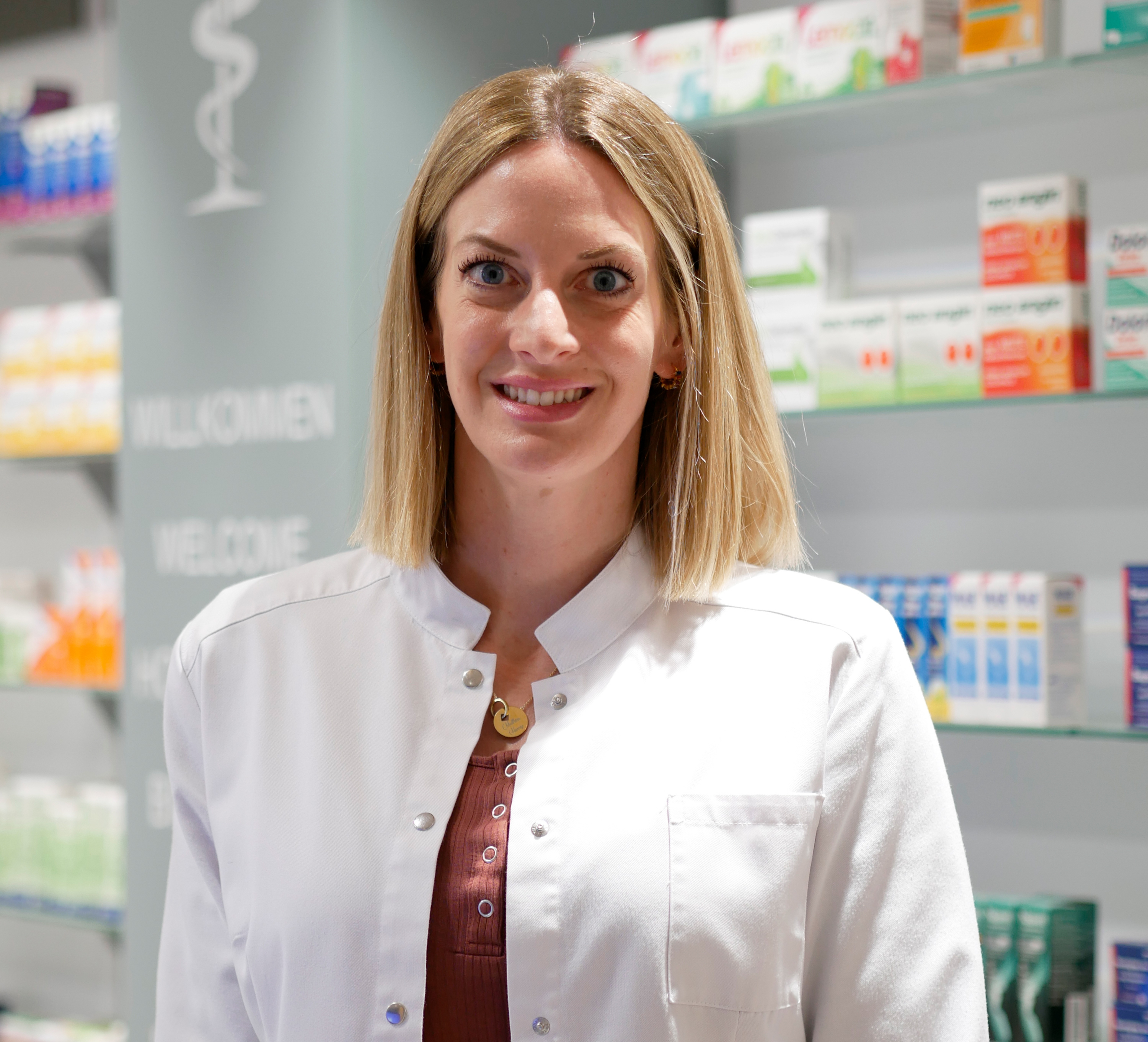 Elena Sedlmeier in der Apotheke