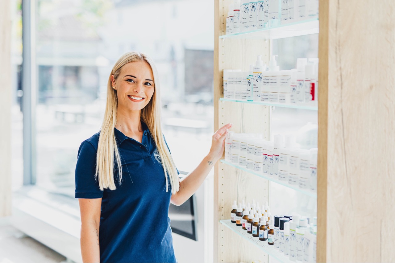 Mitarbeiterin am Kosmetikregal