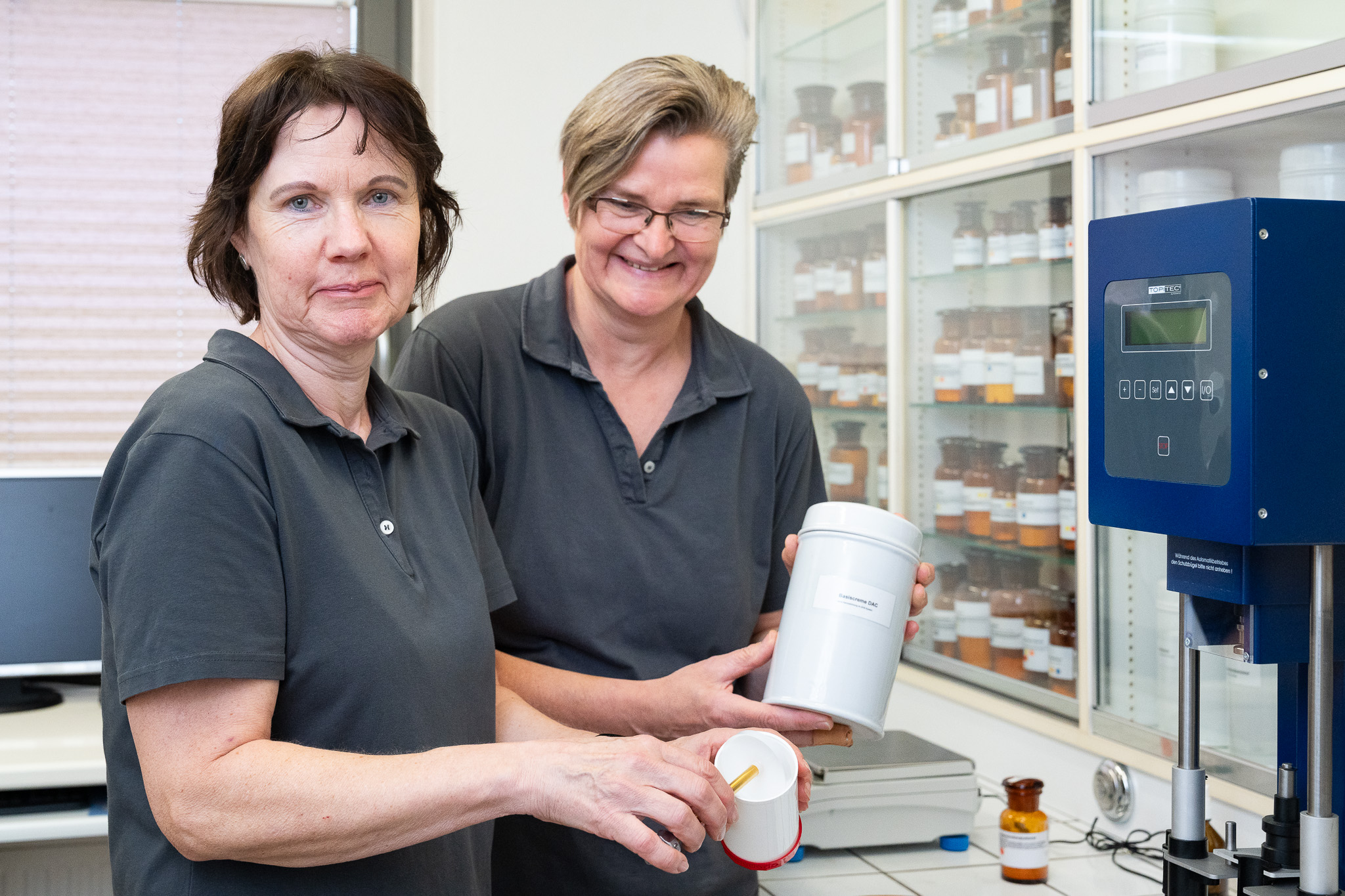 Drei Mitarbeiterinnen beim Einräumen des Arzneimittel-Schrankes