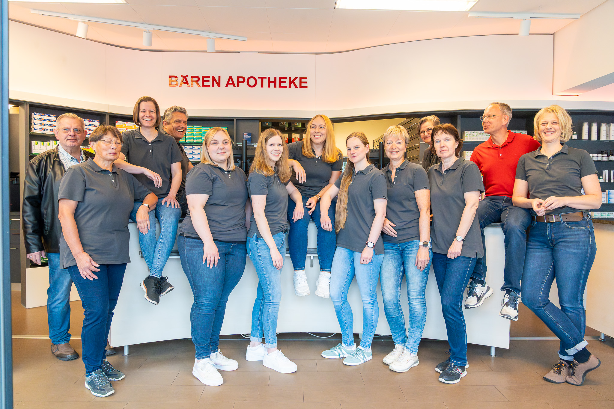 Das Team vor dem Schaufenster der Apotheke