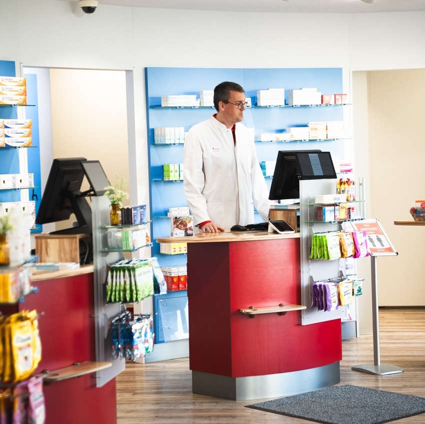 Apotheker hinter dem Tresen in der Apotheke