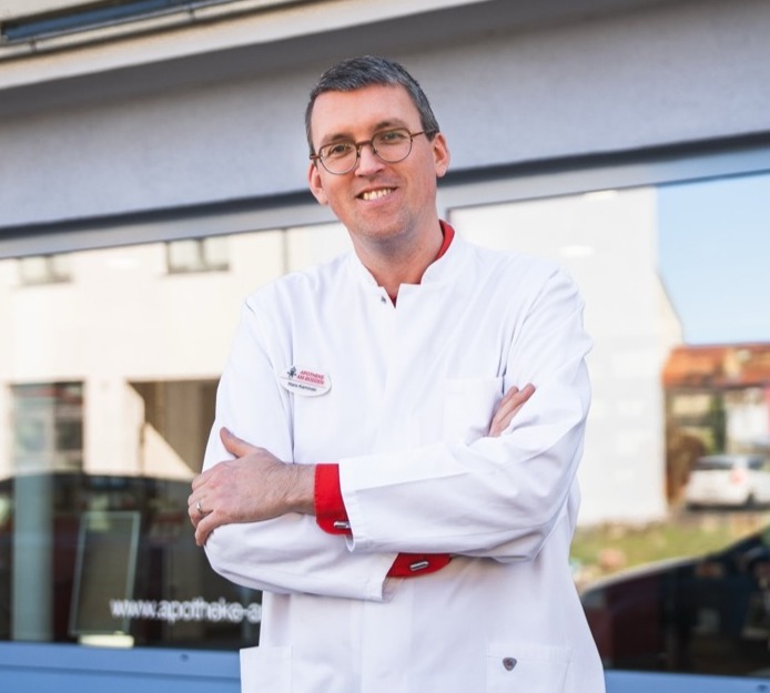 Lächelnder Apothekeninhaber Hans Kaminski vor der Apotheke am Bodden