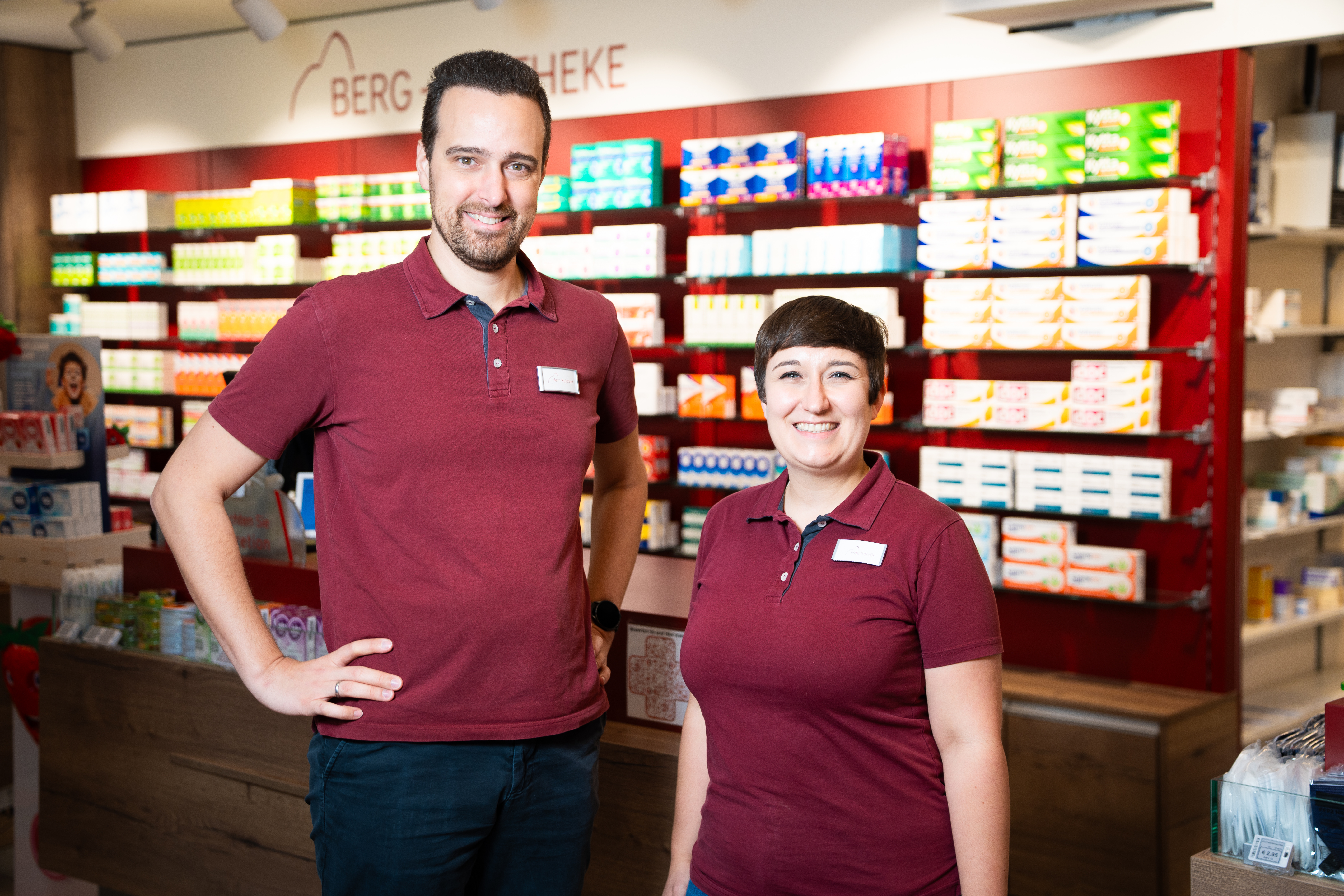 Andreas Reichert und eine Mitarbeiterin der Apotheken