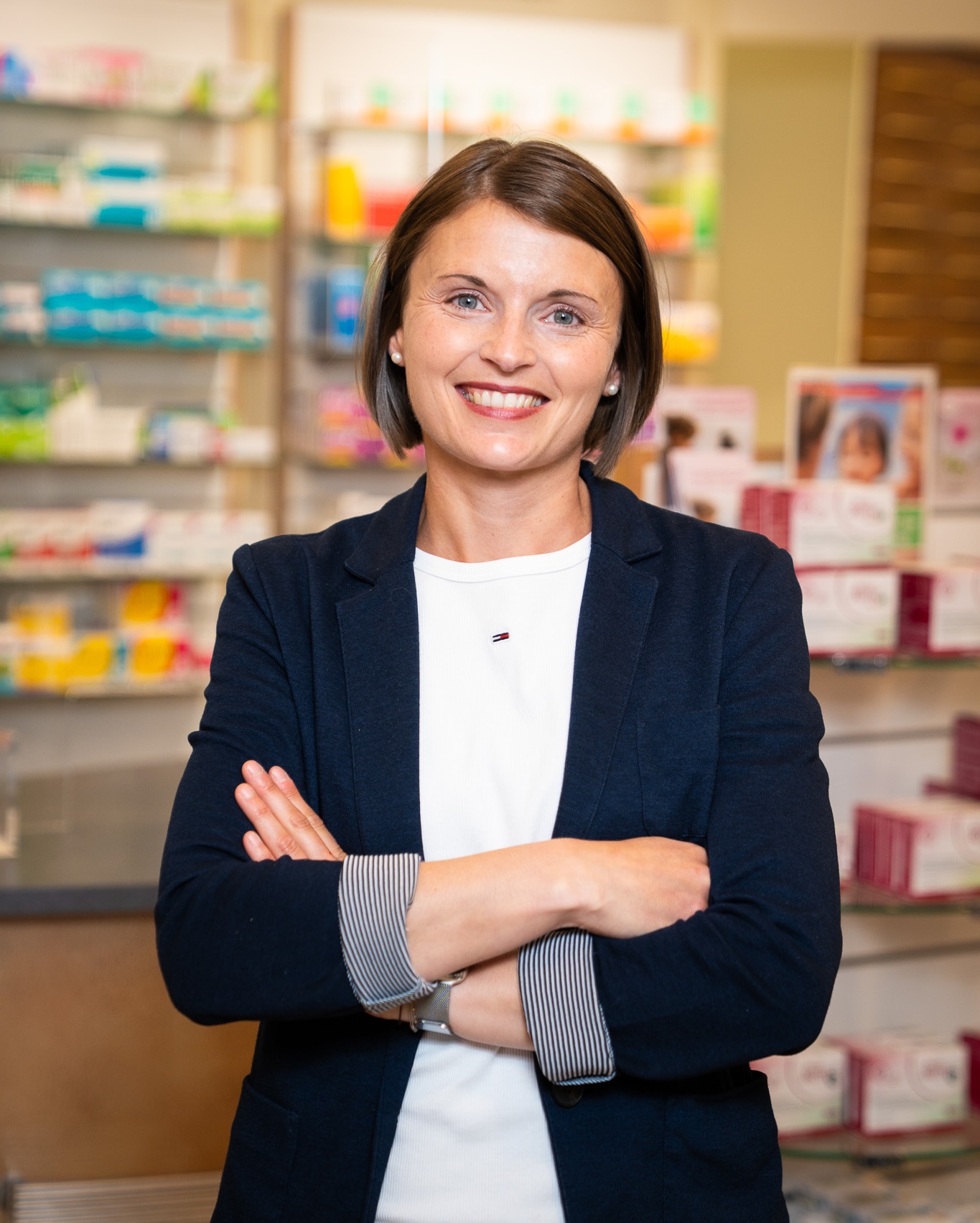Die Inhaberin Michaela Zillner in ihrer Apotheke