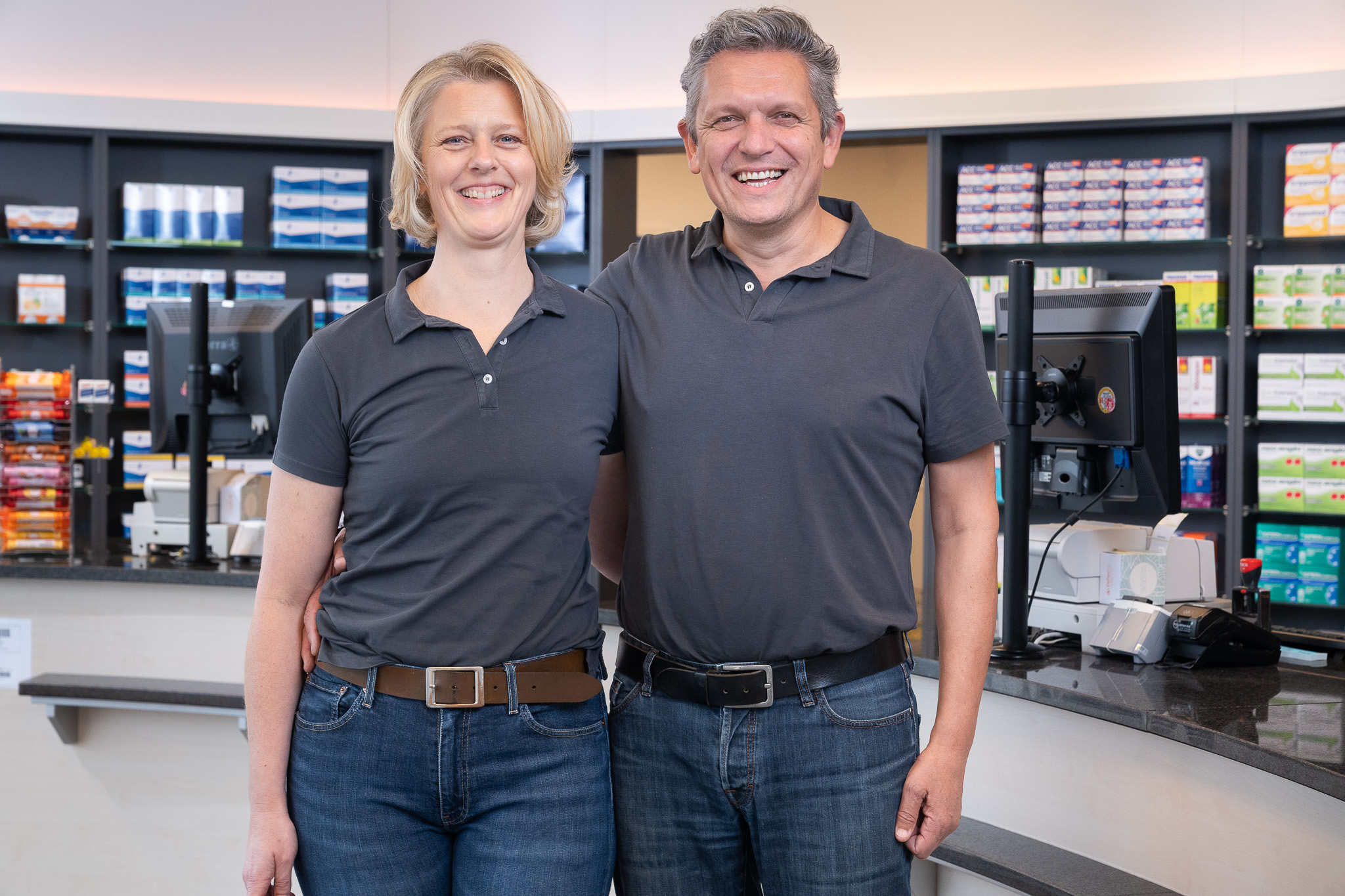 Drei Mitarbeiterinnen beim Einräumen des Arzneimittel-Schrankes