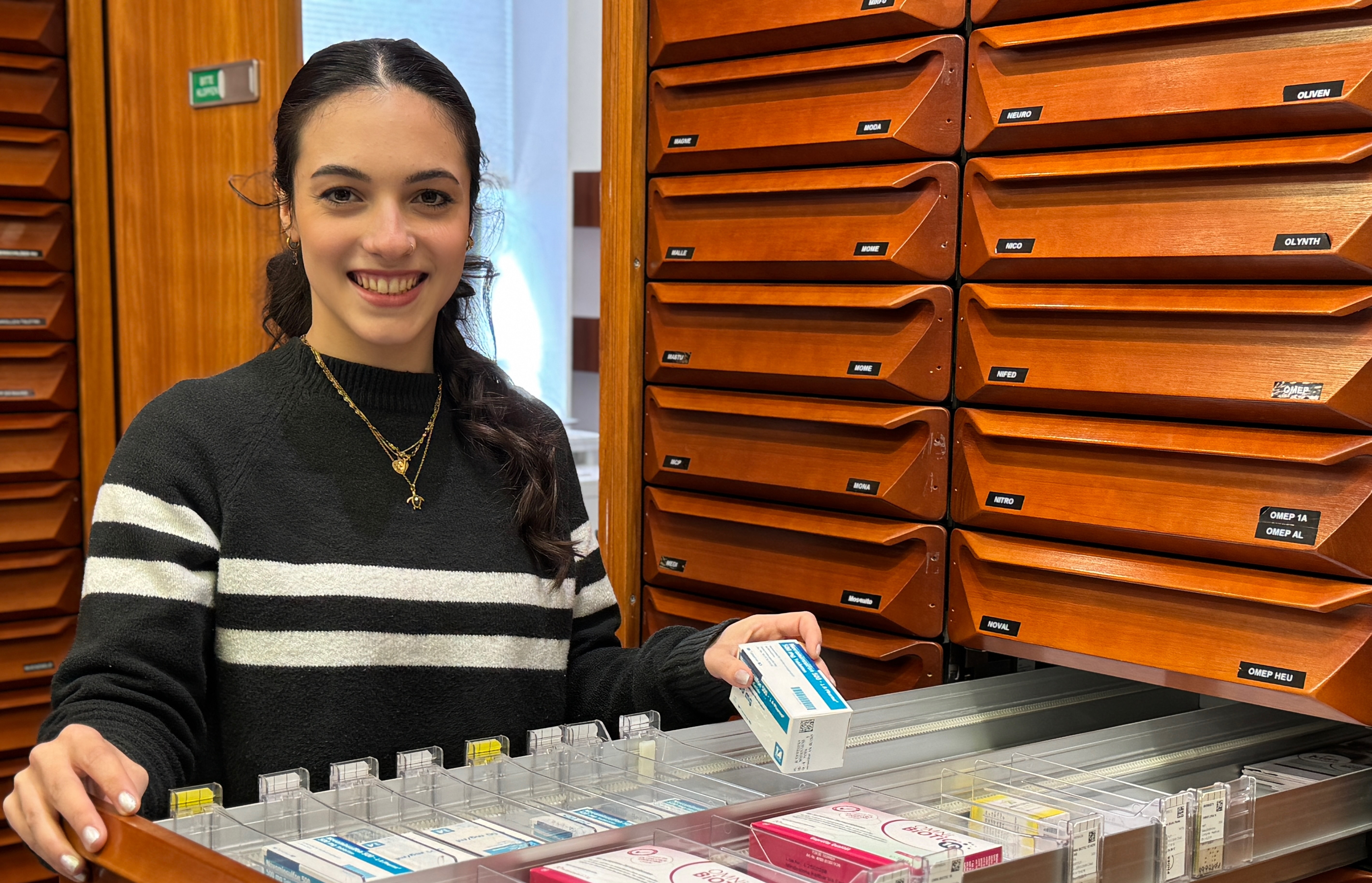 Mitarbeiterin am Arzneimittel-Schrank