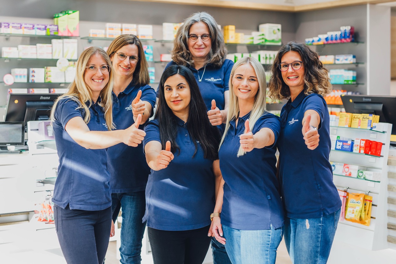 Team der Löwen Apotheke Salfer, alle zeigen mit dem Daumen nach oben