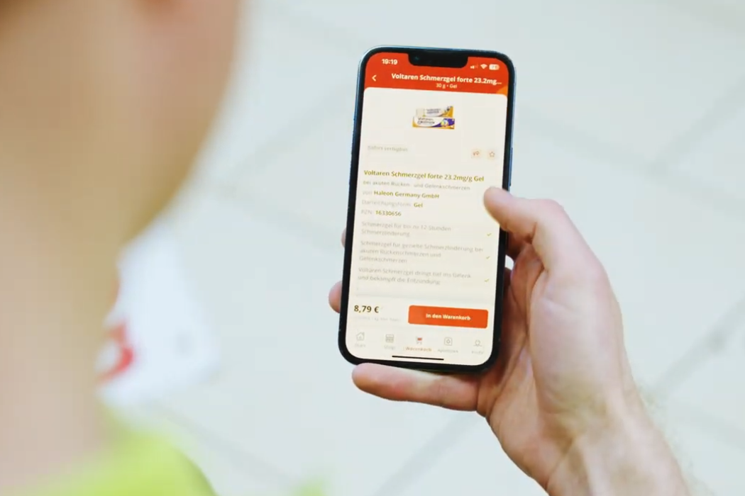 Eine Hand, die ein Smartphone in der Hand hält, die E-Rezept App ist geöffnet