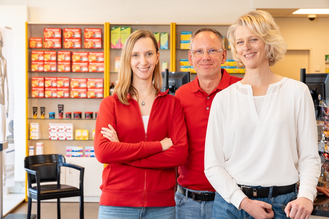 Sonja Reuß mit zwei Mitarbeiterinnen in der Apotheke