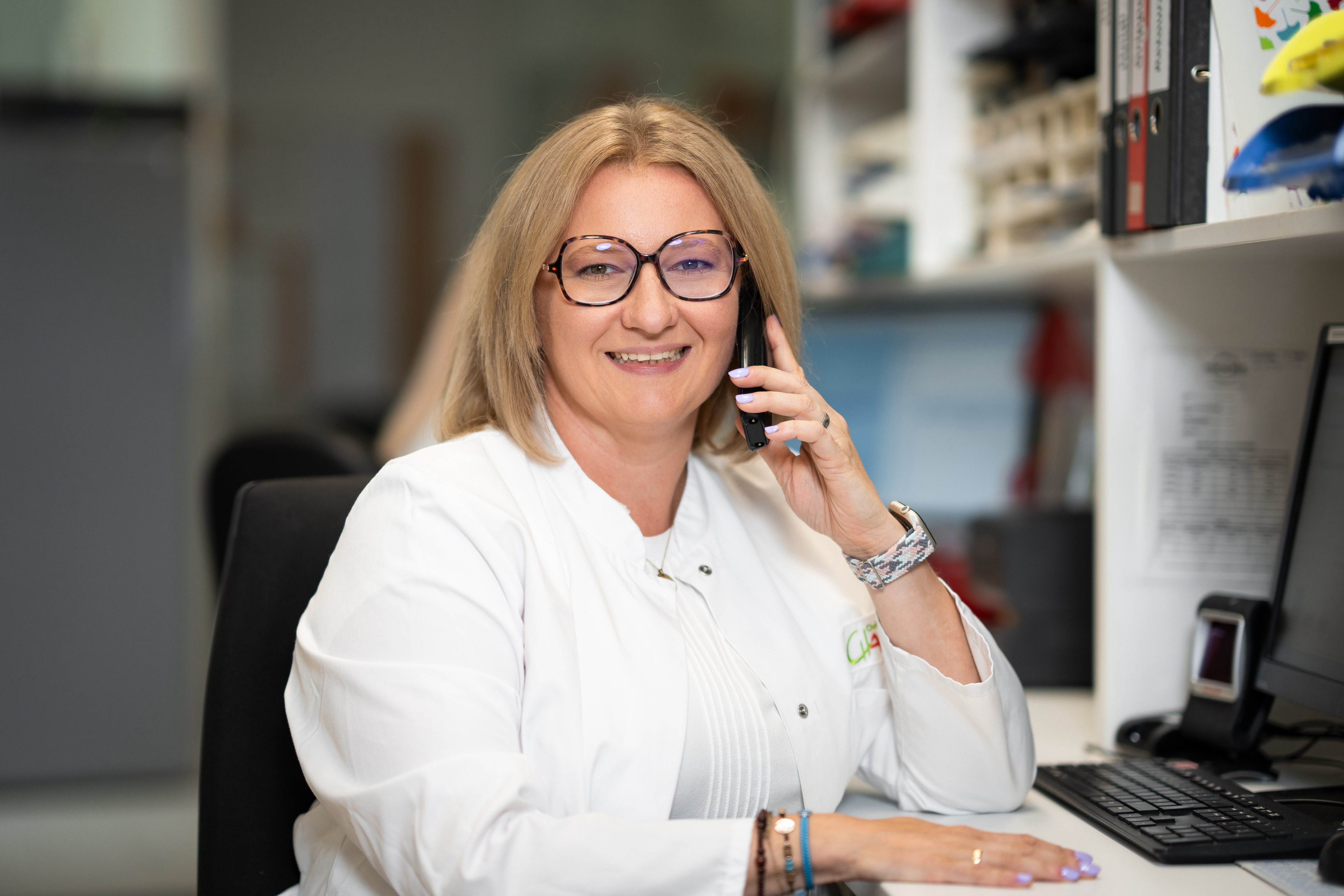 Mitarbeiterin am Telefon