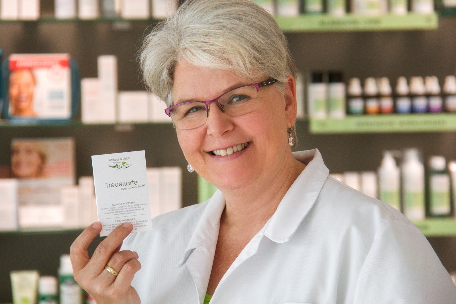 Mitarbeiterin mit der Treuekarte der Apotheke