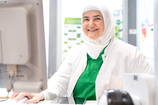 Mitarbeiterin im Backoffice der Apotheke am Computer