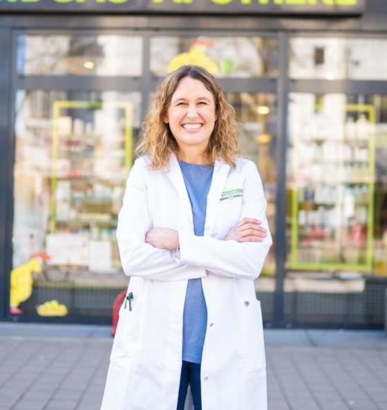 Die Inhaberin der Sundgau Apotheke Freiburg vor der Apotheke