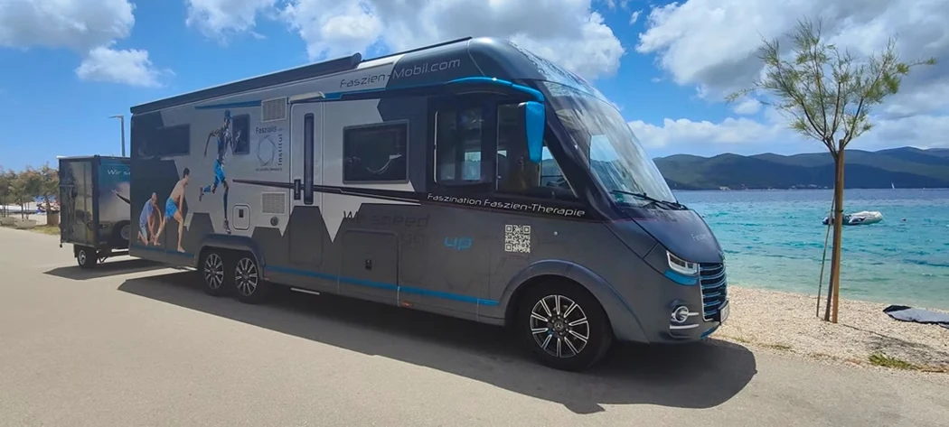 Das Faszien Mobil bietet mobile Faszientherapie für Sportler bei Wettkämpfen und Trainingscamps