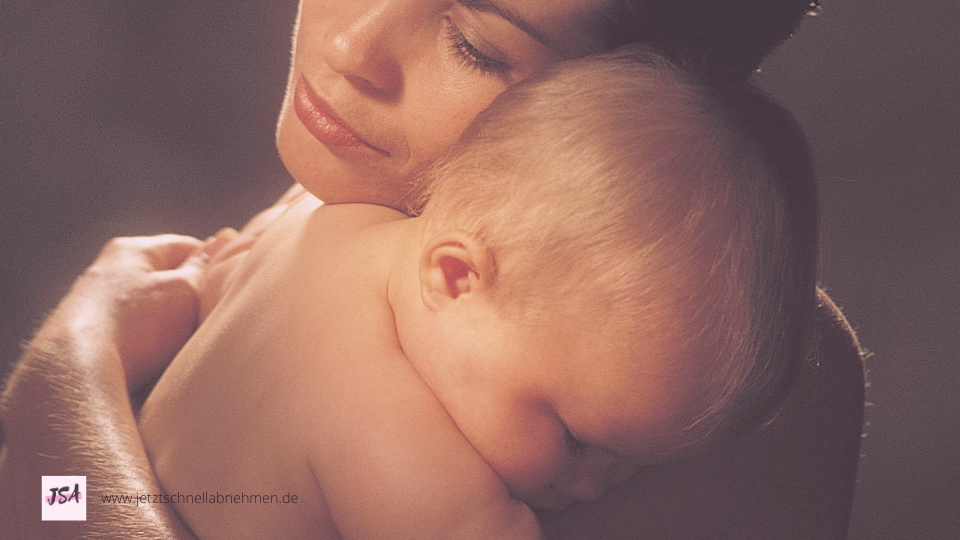 Frau mit Baby im Arm