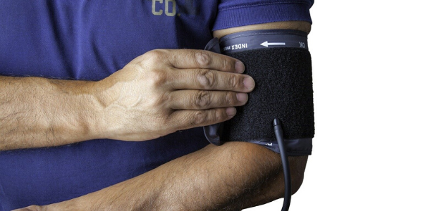 Blutdruckmessung am linken Arm Blutdruckmessung am linken Arm für die Diagnose