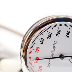 Blutdruck Manometer zeigt einen erhöhten Blutdruck an Blutdruck Manometer zeigt hohen Blutdruck