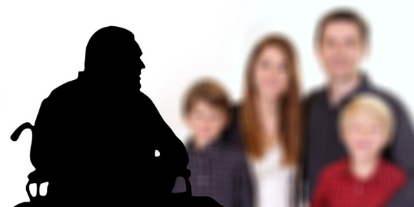 Ein Mann tut sich schwer seine Familie zu erkennen Ein Mann kann sich nicht an seine Familie erinnern