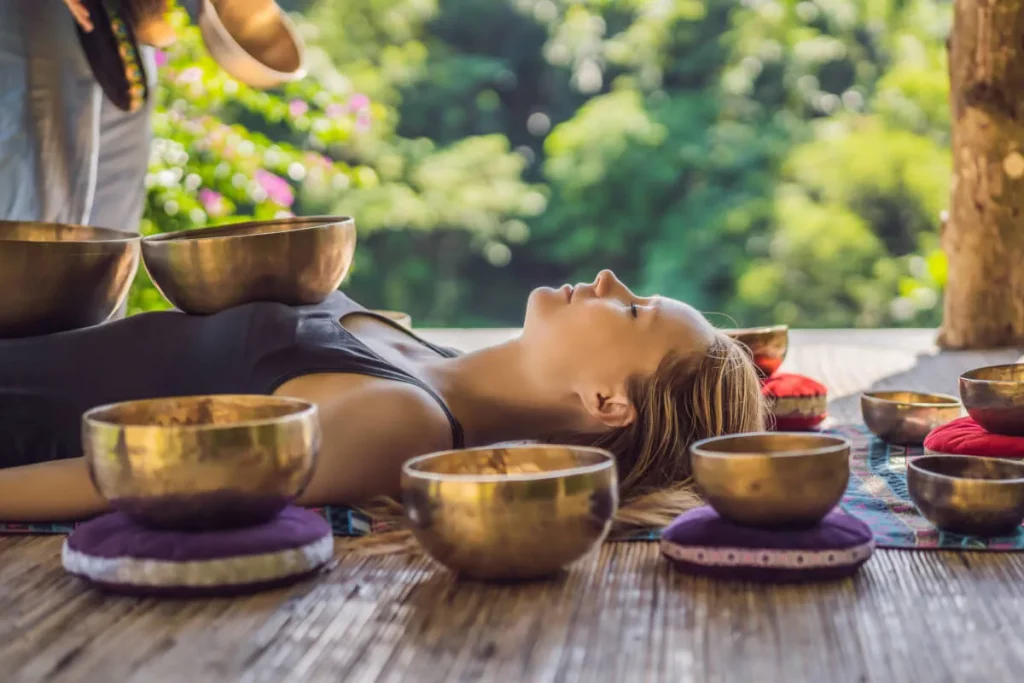 Klangmassage-mit-Klangschalen-1024x683.webp