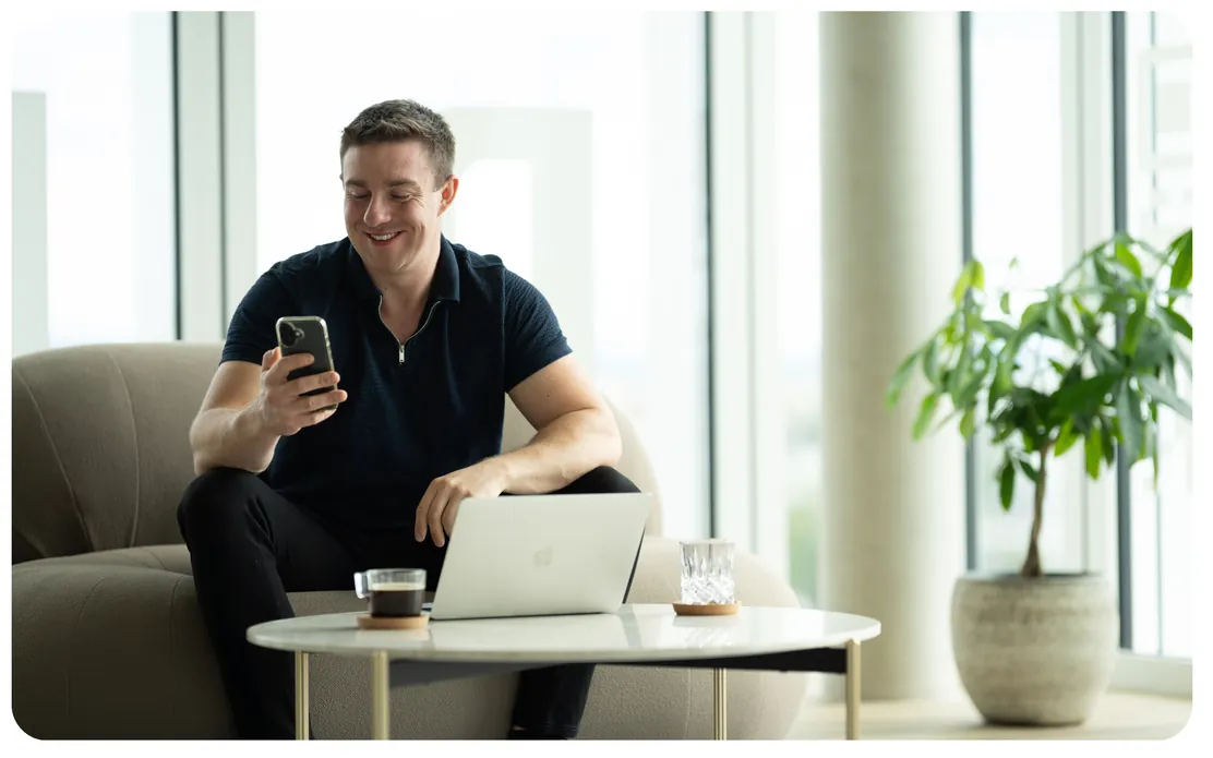 Marcel Scholz arbeitet entspannt am Laptop