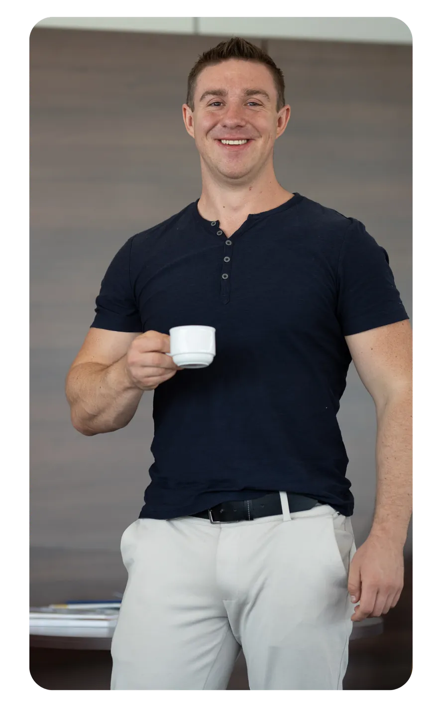 Marcel Scholz lächelnd mit Kaffeetasse
