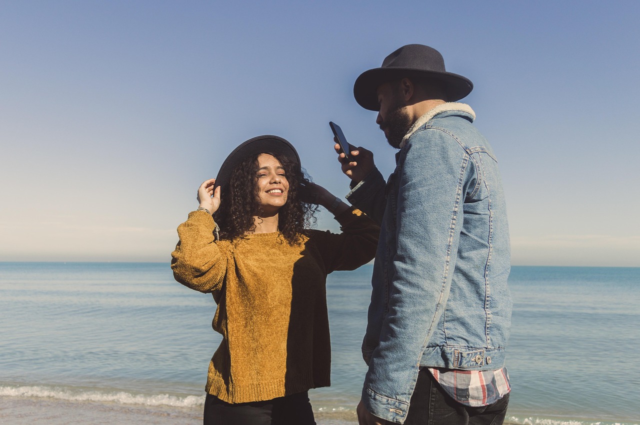 paar-m-dchen-frau-mann-smartphone-liebe-gl-cklich-niedlich-sch-ne-l-cheln-mode-tore-blue-love-blau-gl-cklich-blue-handy-blau-mode-blaue-sch-nheit-blue-mobile-blue-smile-blau-smartphone-blau-telefon-blau-gl-ck-smartphone-smartphone-smartphone-smartphone-smartphone.jpg