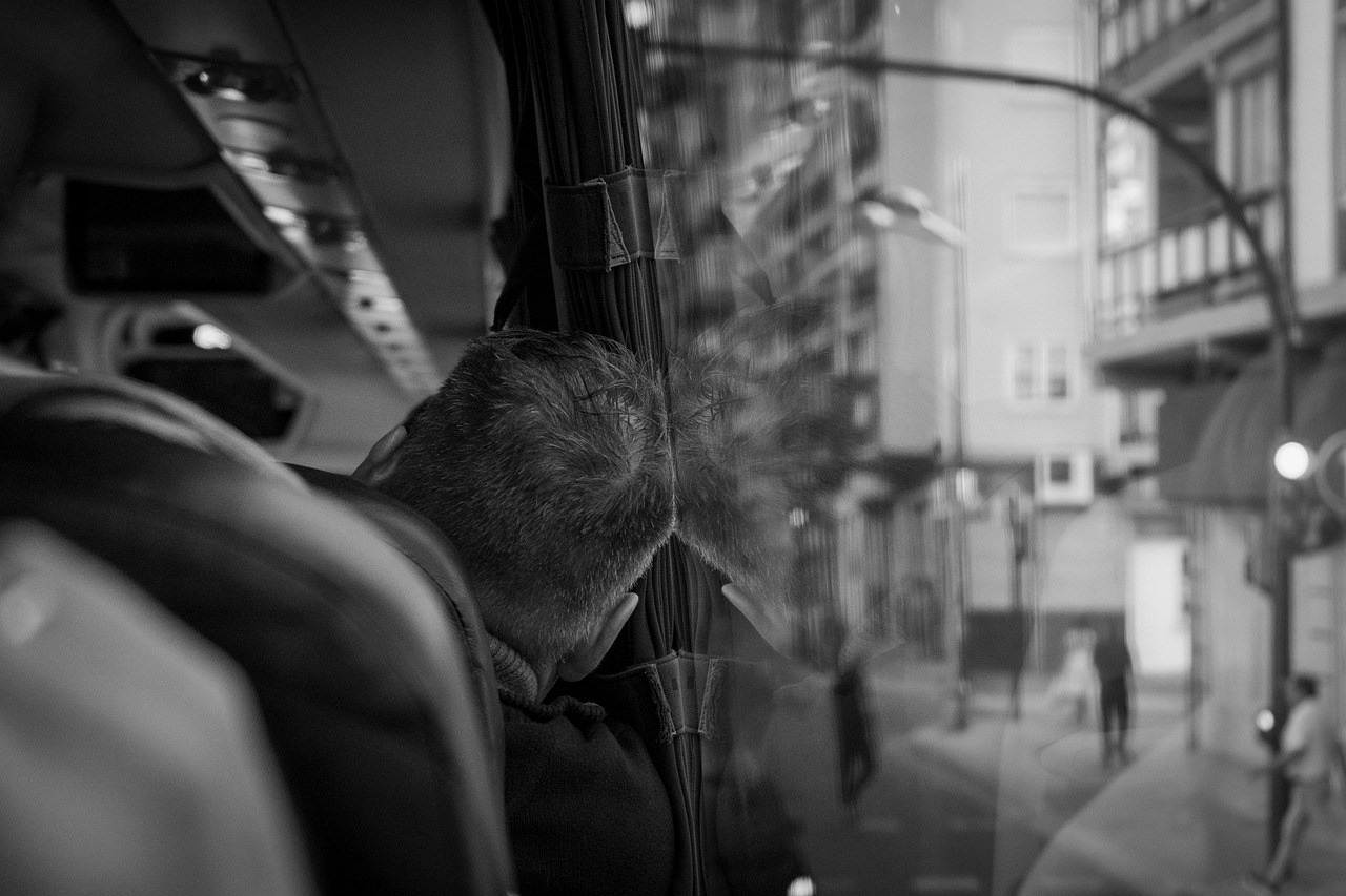 m-de-bus-stadt-tour-valencia-spanien-fenster-sitzen-mann-transport-schwarz-und-wei-m-de-m-de-m-de-m-de-m-de-bus.jpg