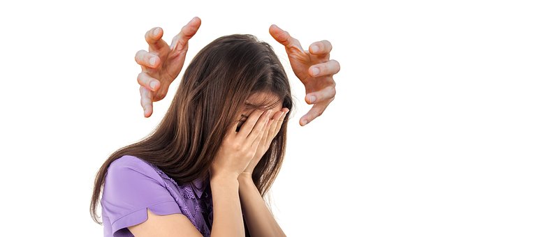 Frau mit starken Kopfschmerzen oder Migräne