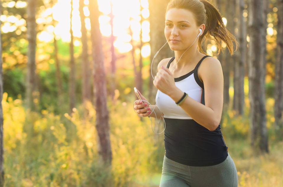 Diese Frau macht Sport in der Natur