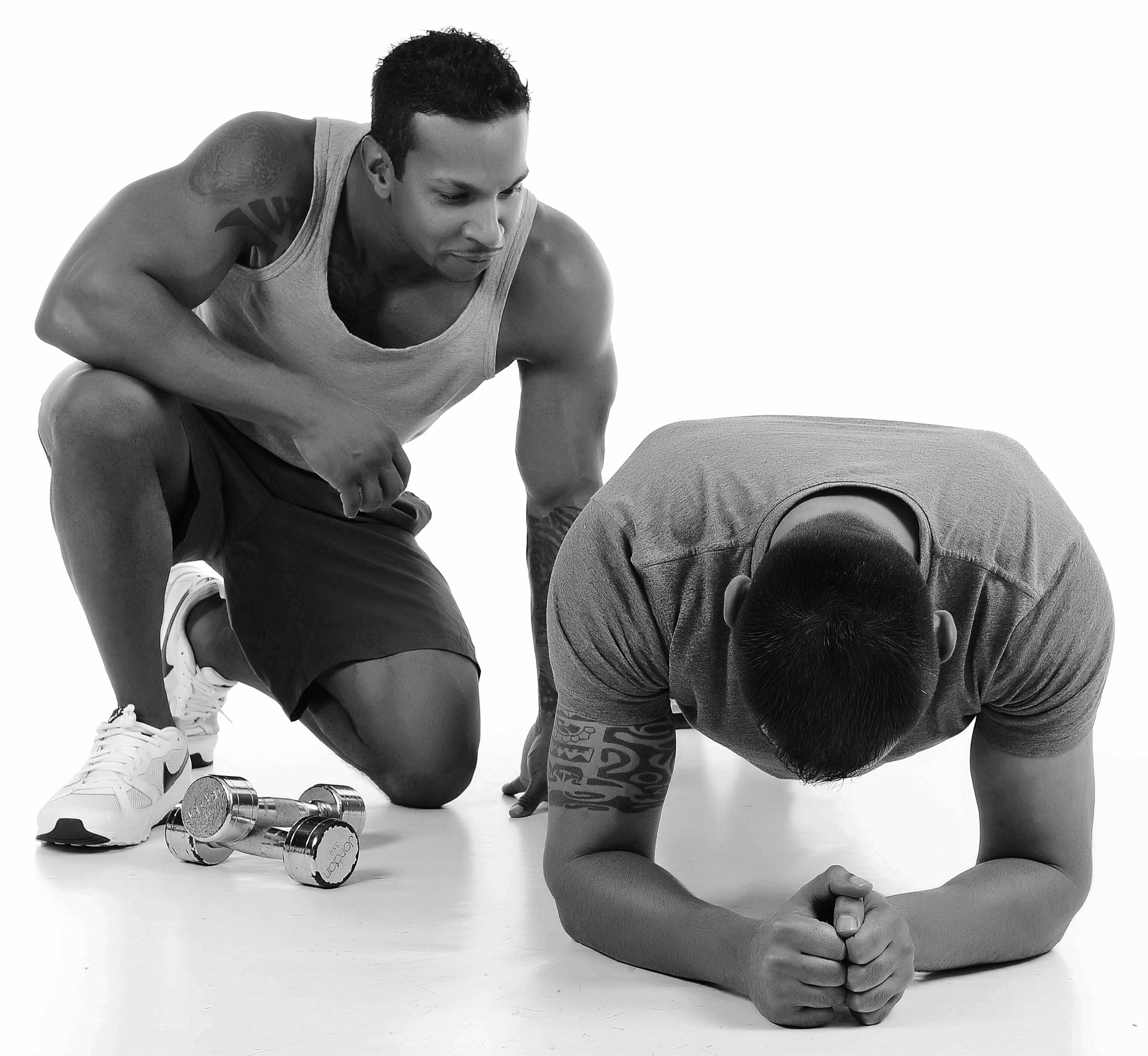 zwei Männer bauen beim Training Muskelmasse auf