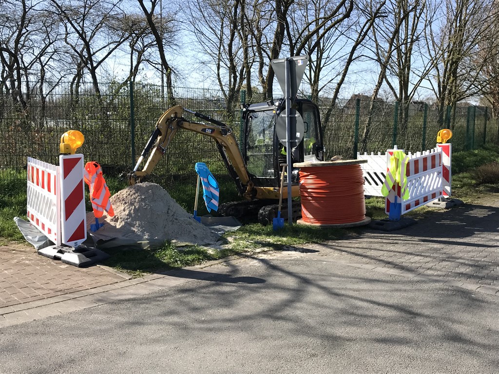alt="Glasfaserverlegung im Erdreich – Tiefbau"