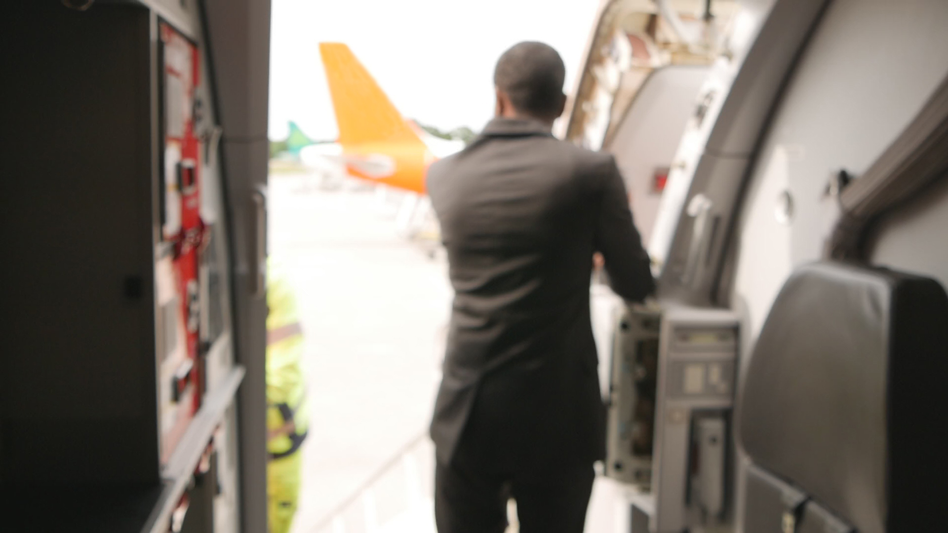 Steward öffnet die Tür eines Flugzeuges