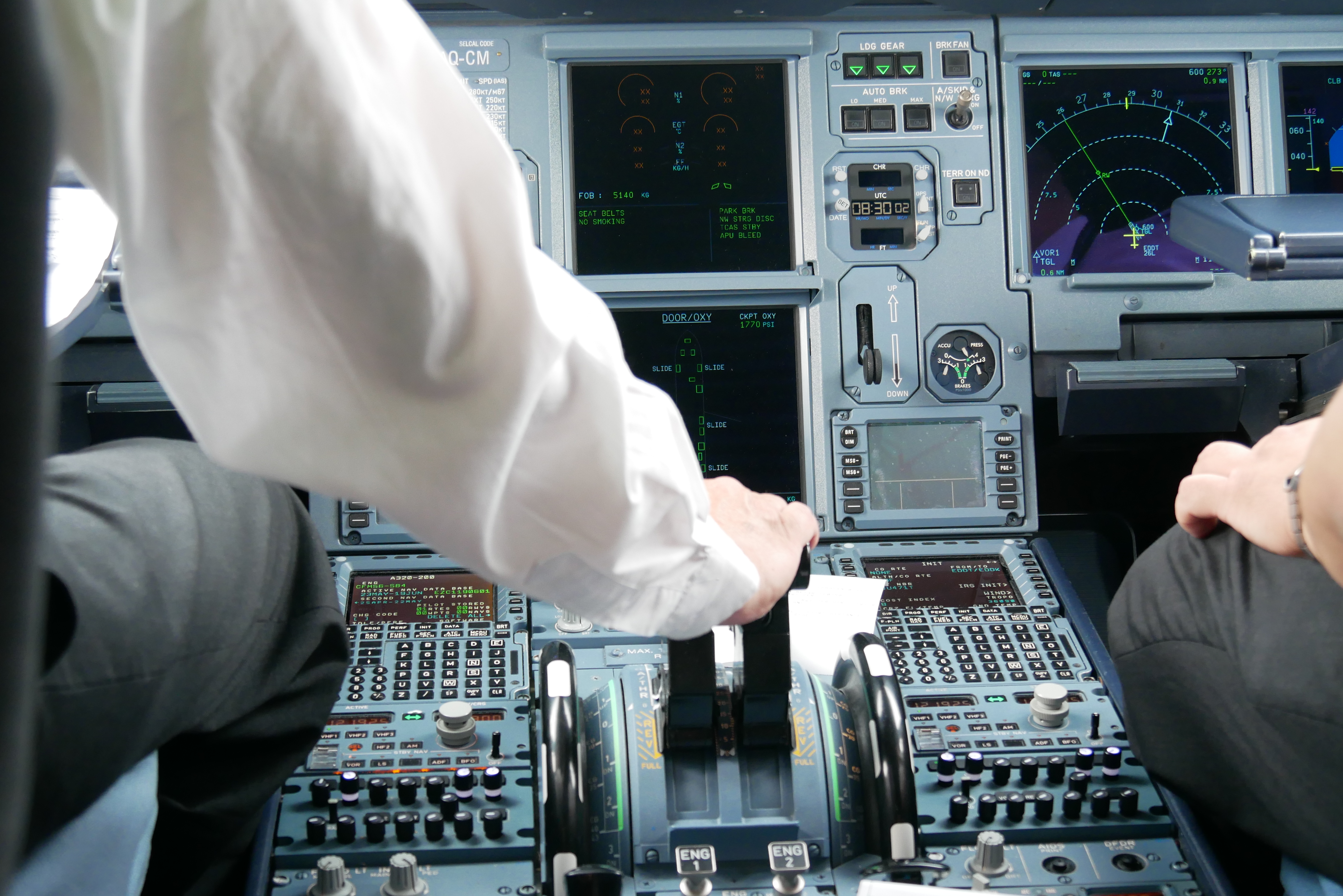 Blick ins Cockpit eines Flugzeuges