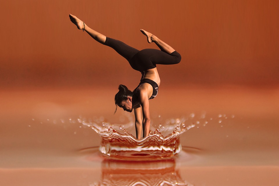 Diese Frau ist Selbstbewusst bei der Ausführung dieser Yoga Übung