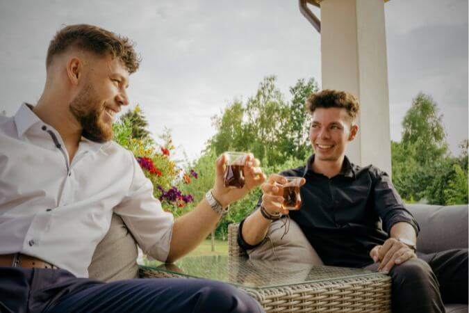 Jan und Kai stoßen an.jpg