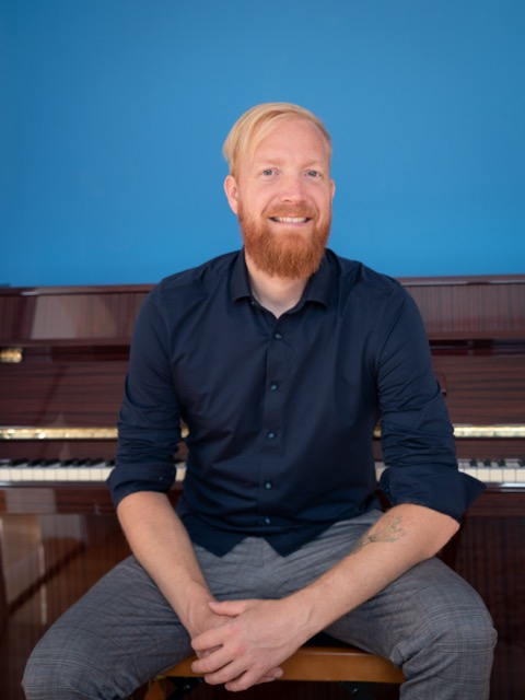 Paul Bratfisch in seiner Sitzung als Musiktherapeut vor dem Klavier