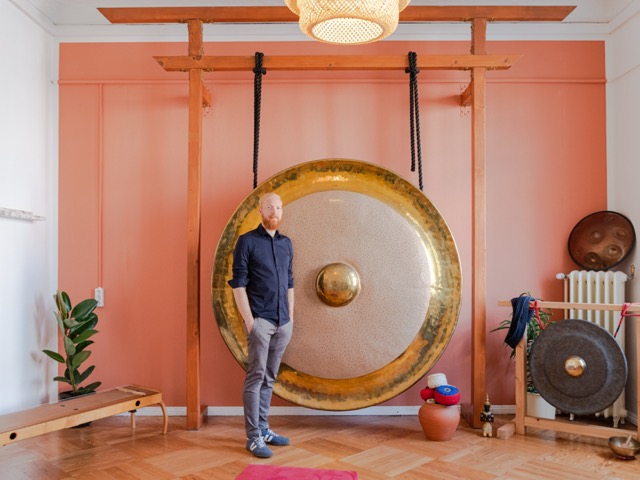 Paul Bratfisch vor großem Gong.jpeg