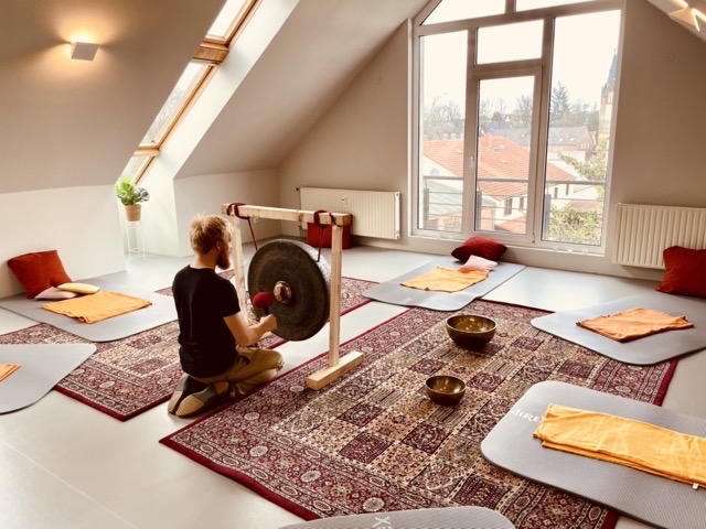 Paul Bratfisch am Gong & Monochord ohne Esoterik. Ruhige Einzelsettings in Bernau bei Berlin