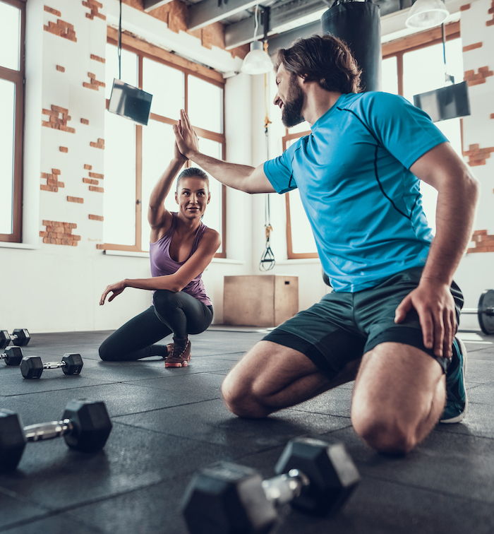 frau und mann geben high five nach kraftsport workout