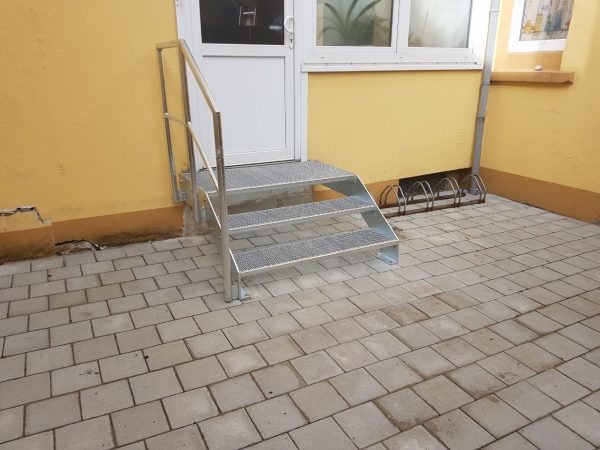 Stahlwangentreppe außen mit Handlauf und Podest