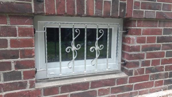 Fenstergitter mit verzierung.jpg