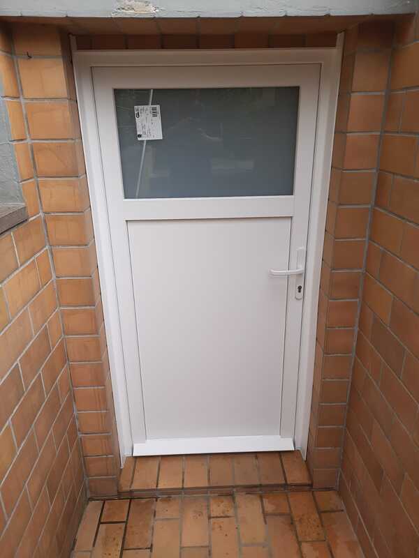 Nebeneingangstür Glas.jpg