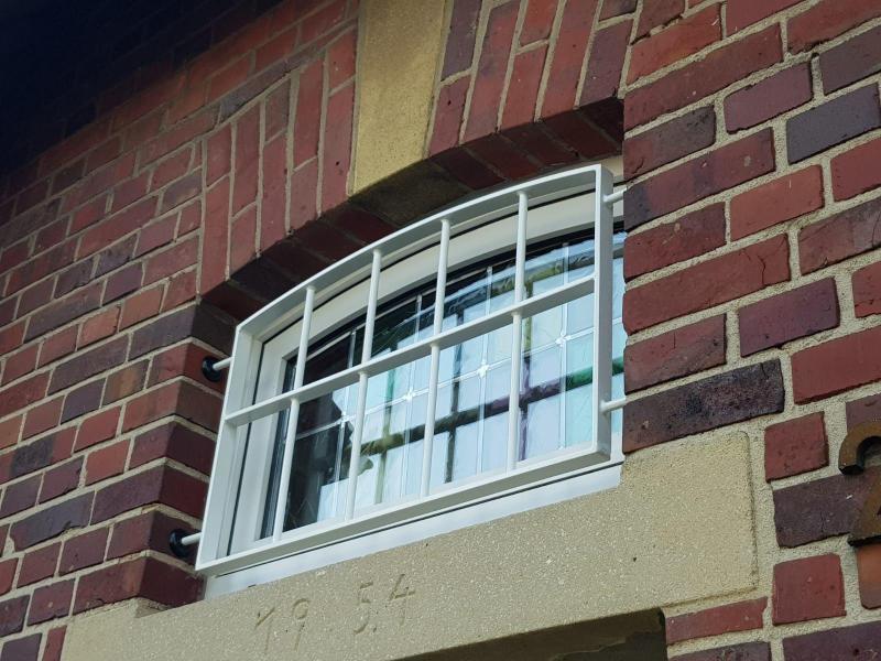 Fenstergitter gebogen verzinkt.jpg